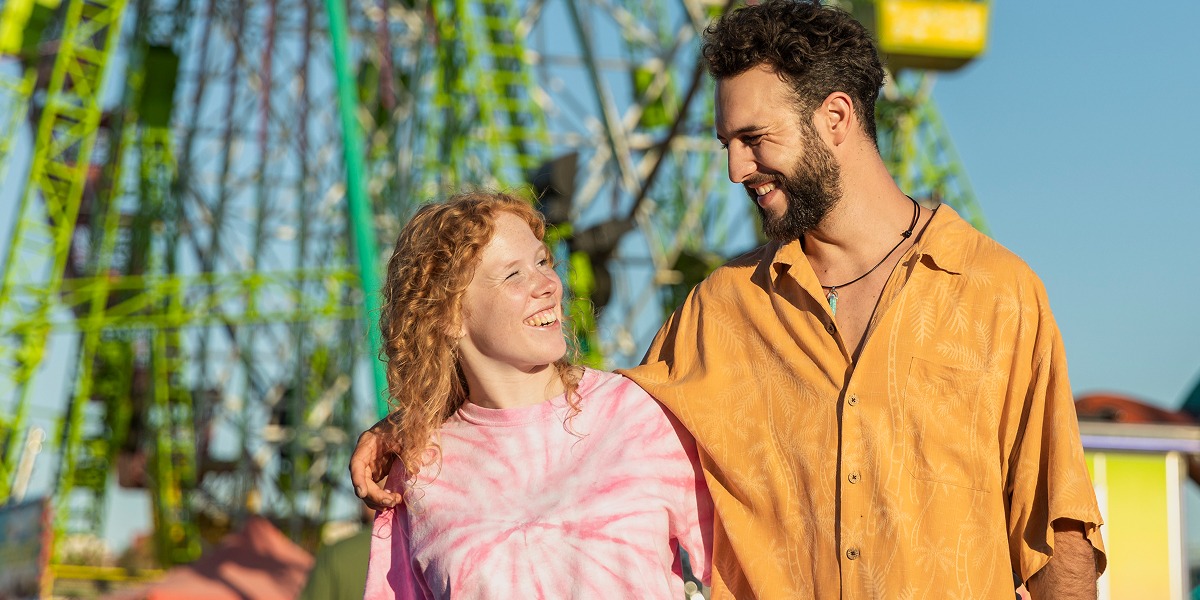 Disfrutar parque pareja joven