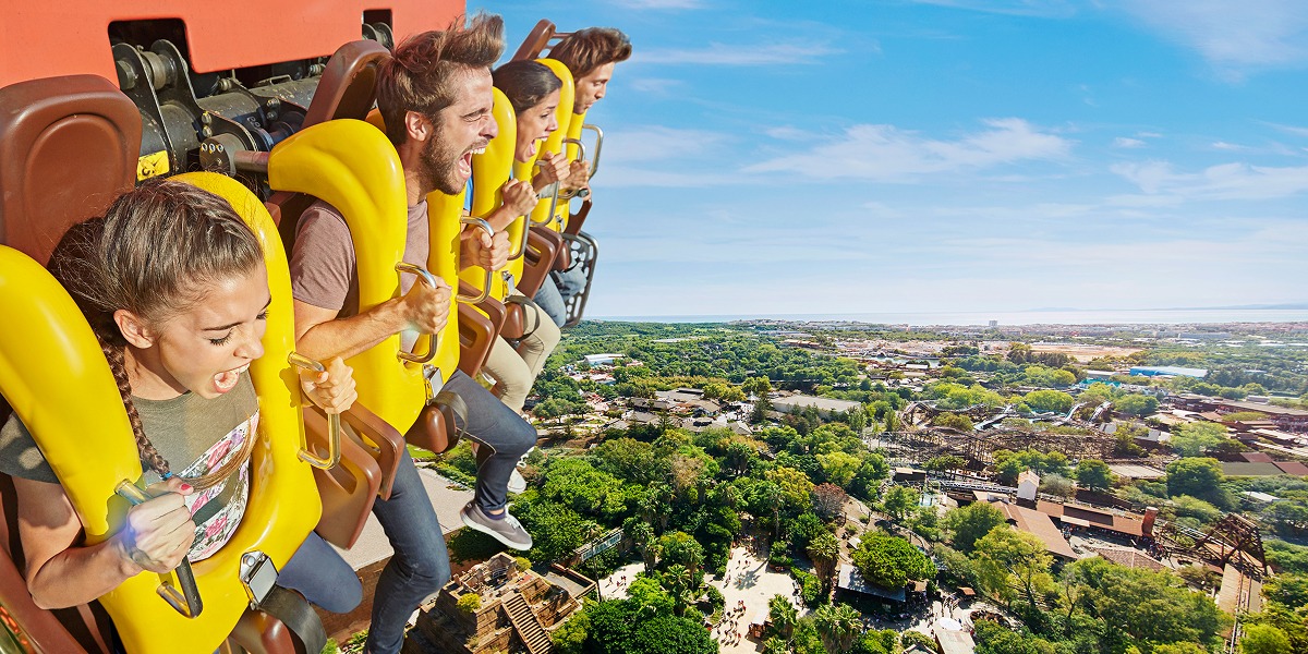 Amigos en una atracción de PortAventura World