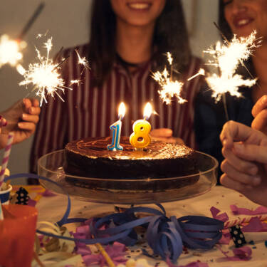Chica celebrando su 18 cumpleaños