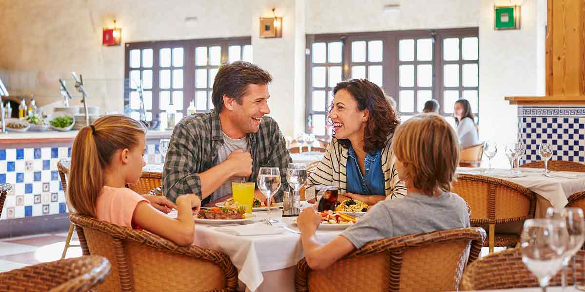 Familia cenando y sonriendo