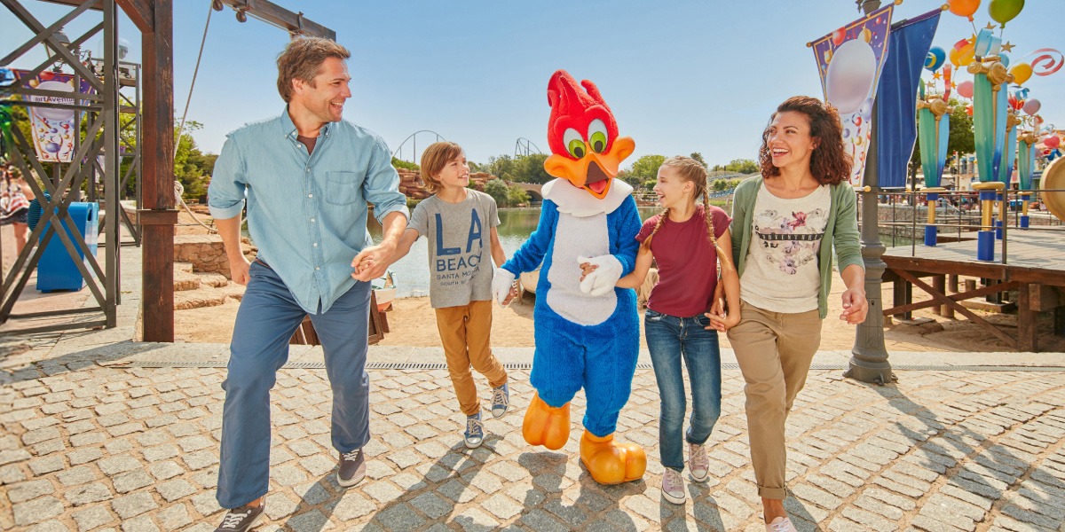 Familia y Woody Woodpecker en PortAventura World.