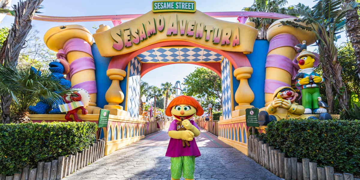 Julia junto a los personajes de Barrio Sésamo