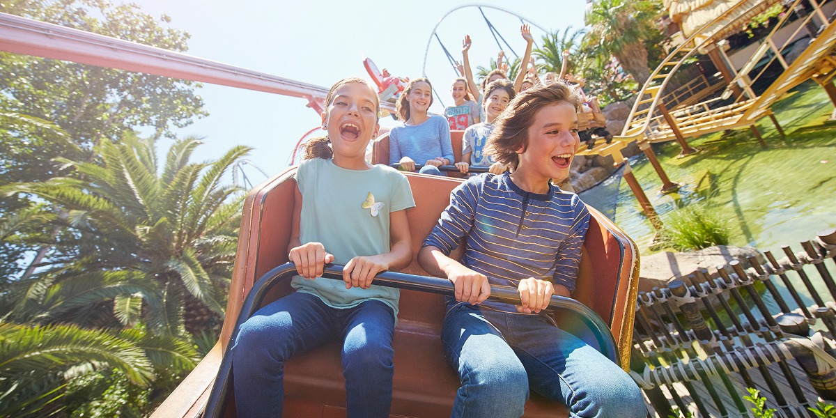 Niños disfrutando en una atracción