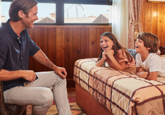 Padre e hijos en un hotel.