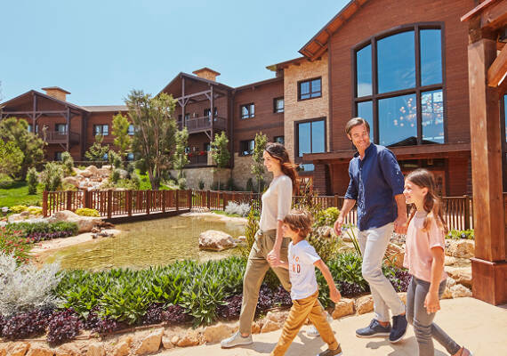 Familia en un hotel de PortAventura World.