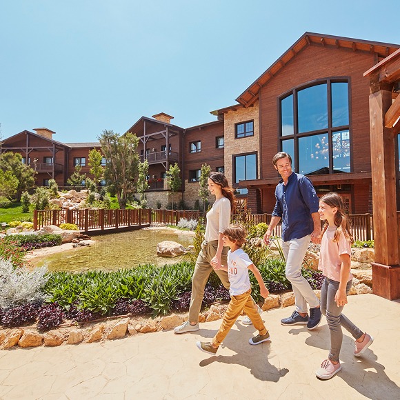 Familia en un hotel de PortAventura World.