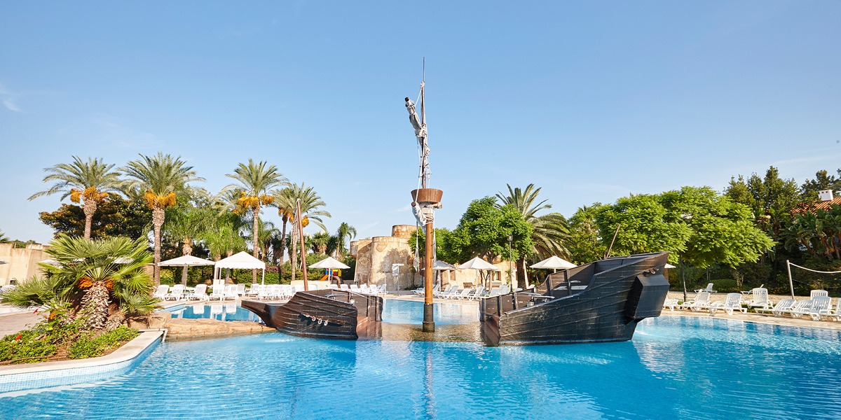 Piscina con un barco pirata.