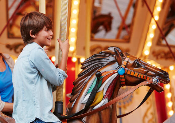 Niño en un tiovivo.