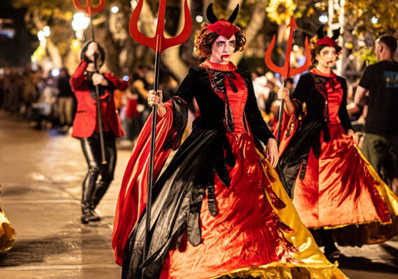 Chica disfrazada de demonio