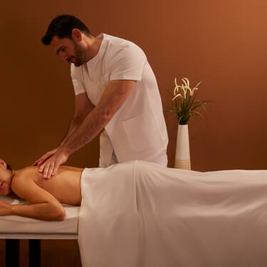 Chica recibiendo un masaje