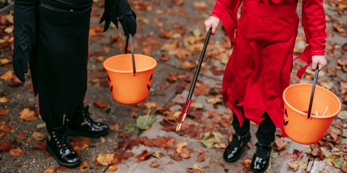 Niños disfrazados en Halloween.