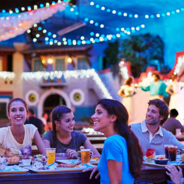 Grupo de amigos comiendo juntos