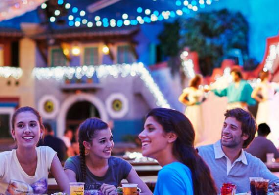 Grupo de amigos comiendo juntos