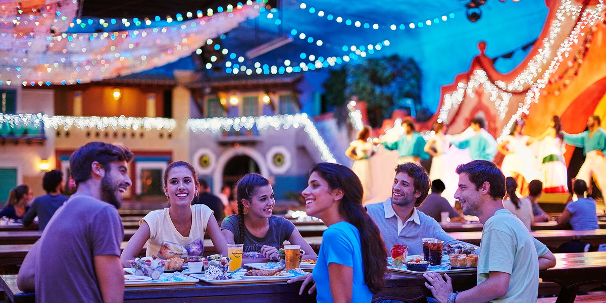 Amigos cenando en La Cantina