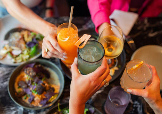 Foto de un brindis con cócteles