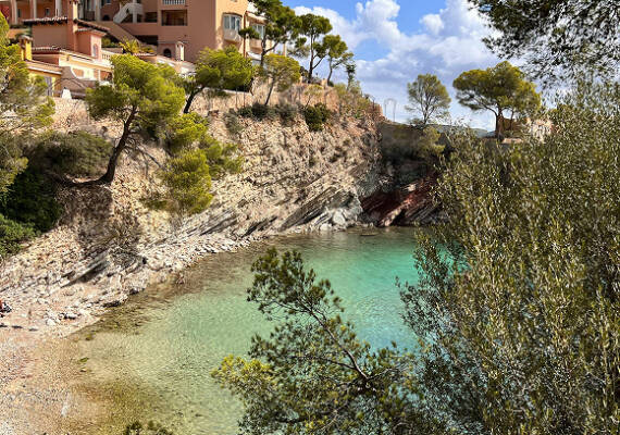 Cala de agua cristalina