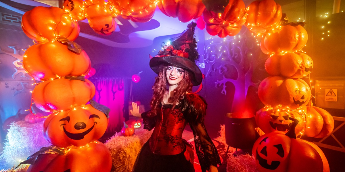 Chica disfrazada de Bruja de PortAventura World