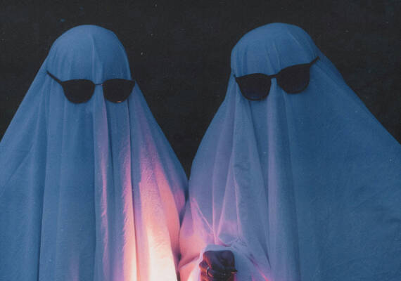 Dos personas disfrazadas de fantasma