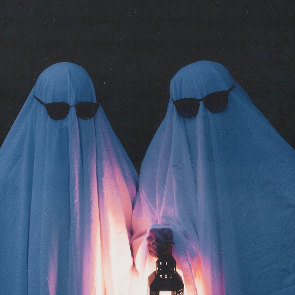 Dos personas disfrazadas de fantasma