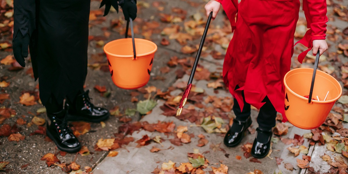 Dos niños disfrazados en un día de otoño